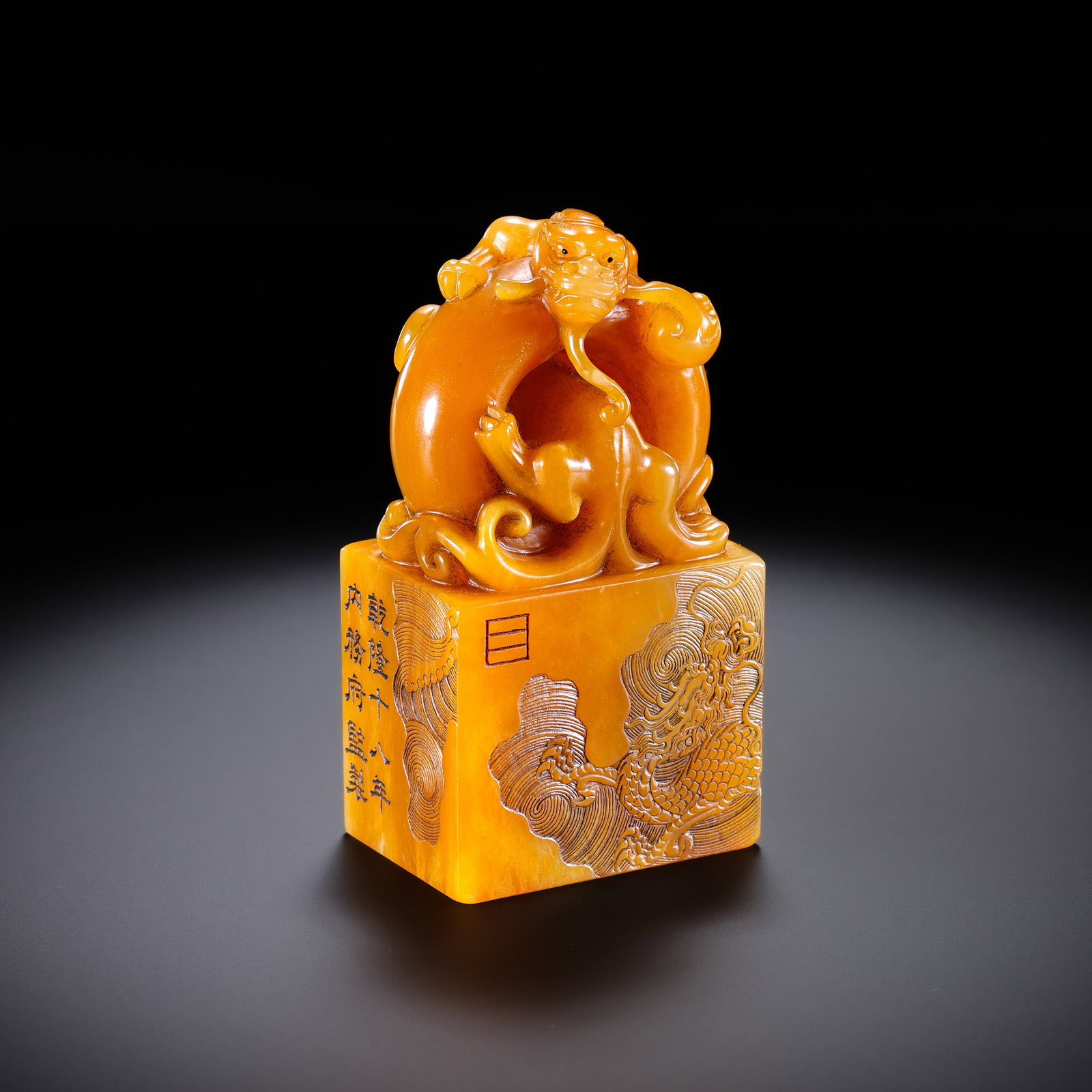 Tianhuang seal from the Qianlong period of the Qing Dynasty, China: H. 9.3 cm. W. 5 cm. Weight. 324 gram.