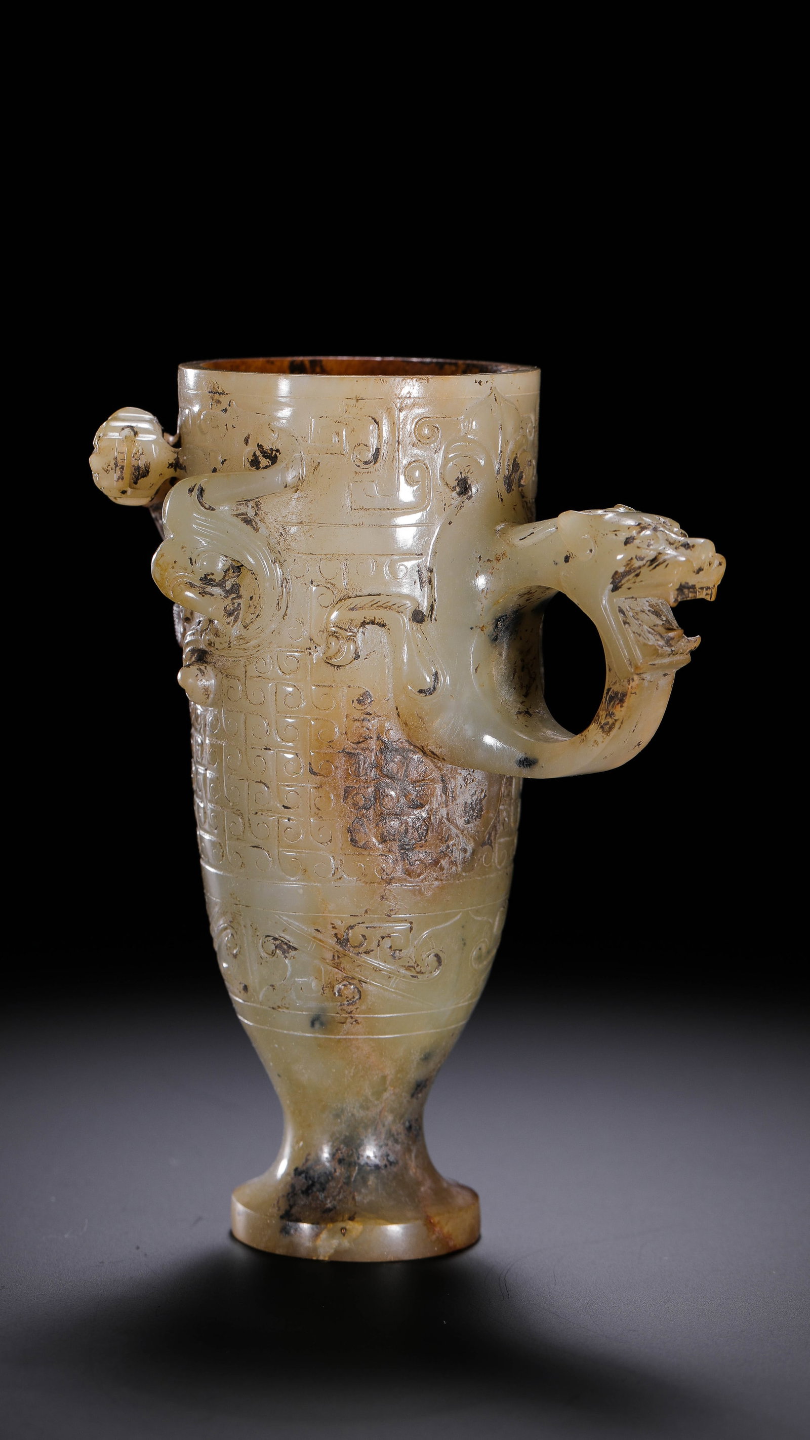 Jade cup with handle from the Han Dynasty in China (1 of 7)