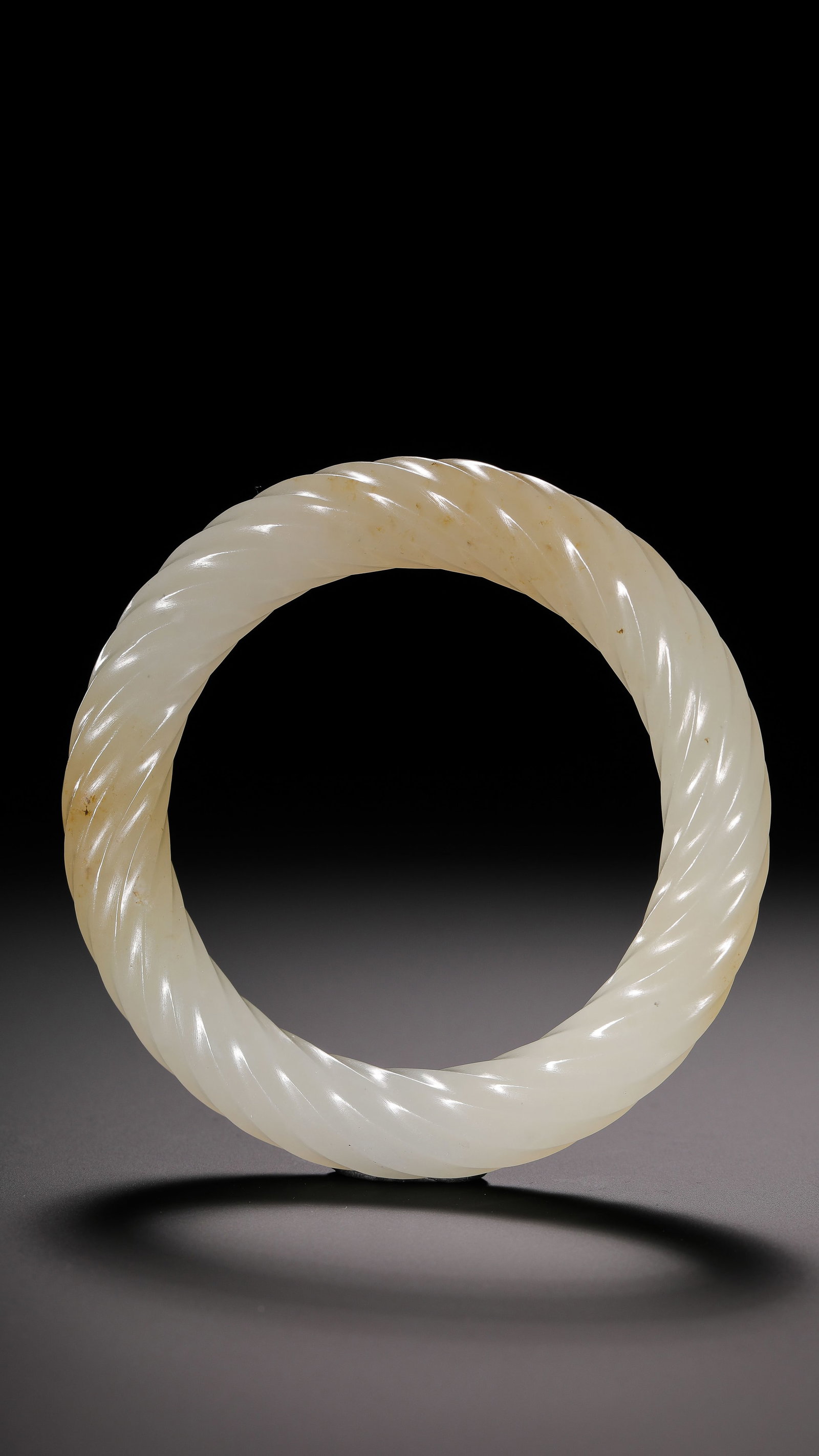 Jade ring from the Warring States period in China: Diam. 8.1 cm. Diam. 5.7 cm. Weight. 70 gram.