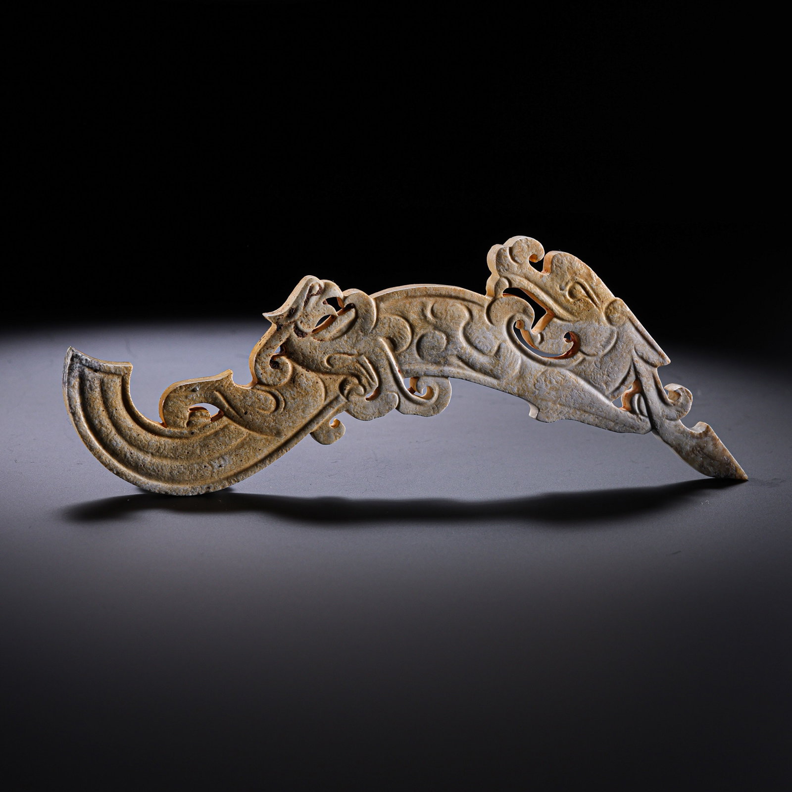 Jade Dragon Pendant from the Han Dynasty in China: L. 13 cm. W. 3 cm. Weight. 35 gram.