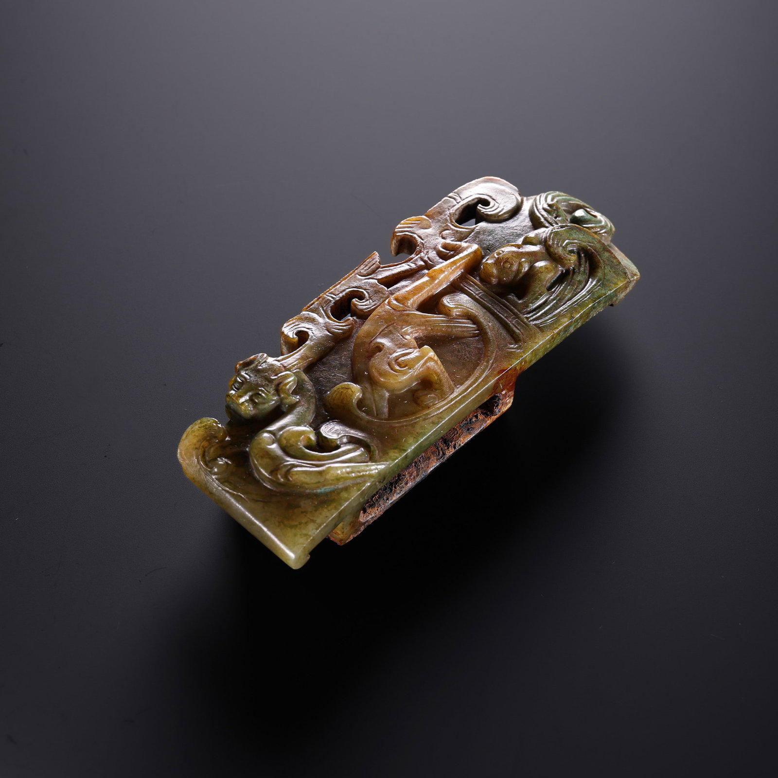 Jade belt buckle with dragon pattern from the Han Dynasty in China: L. 9.3 cm. W. 3.3 cm. Weight. 65 gram.