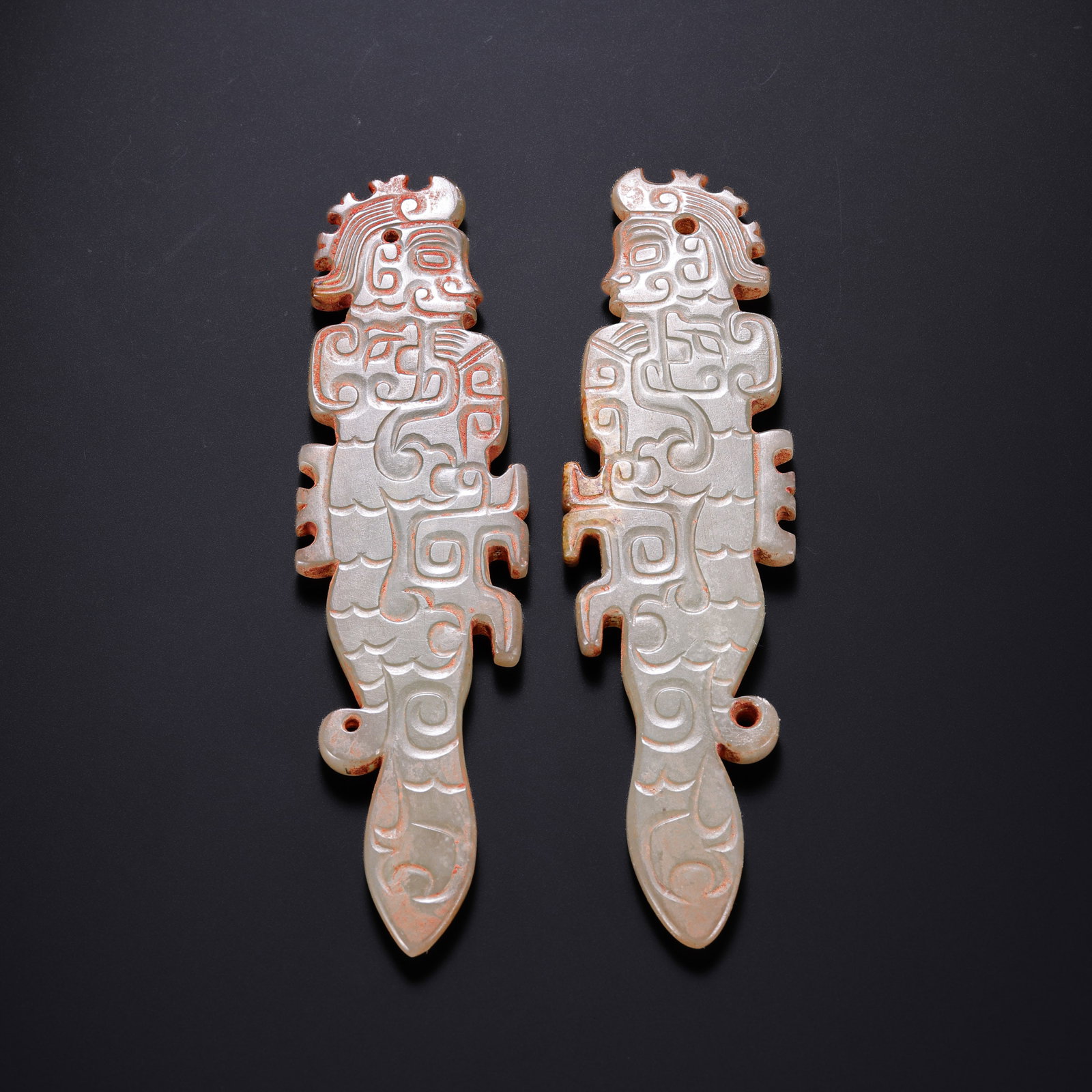 A pair of jade pendants from the period of China's westward migration: L. 10 cm. W. 2.7 cm. Weight. 42 gram.