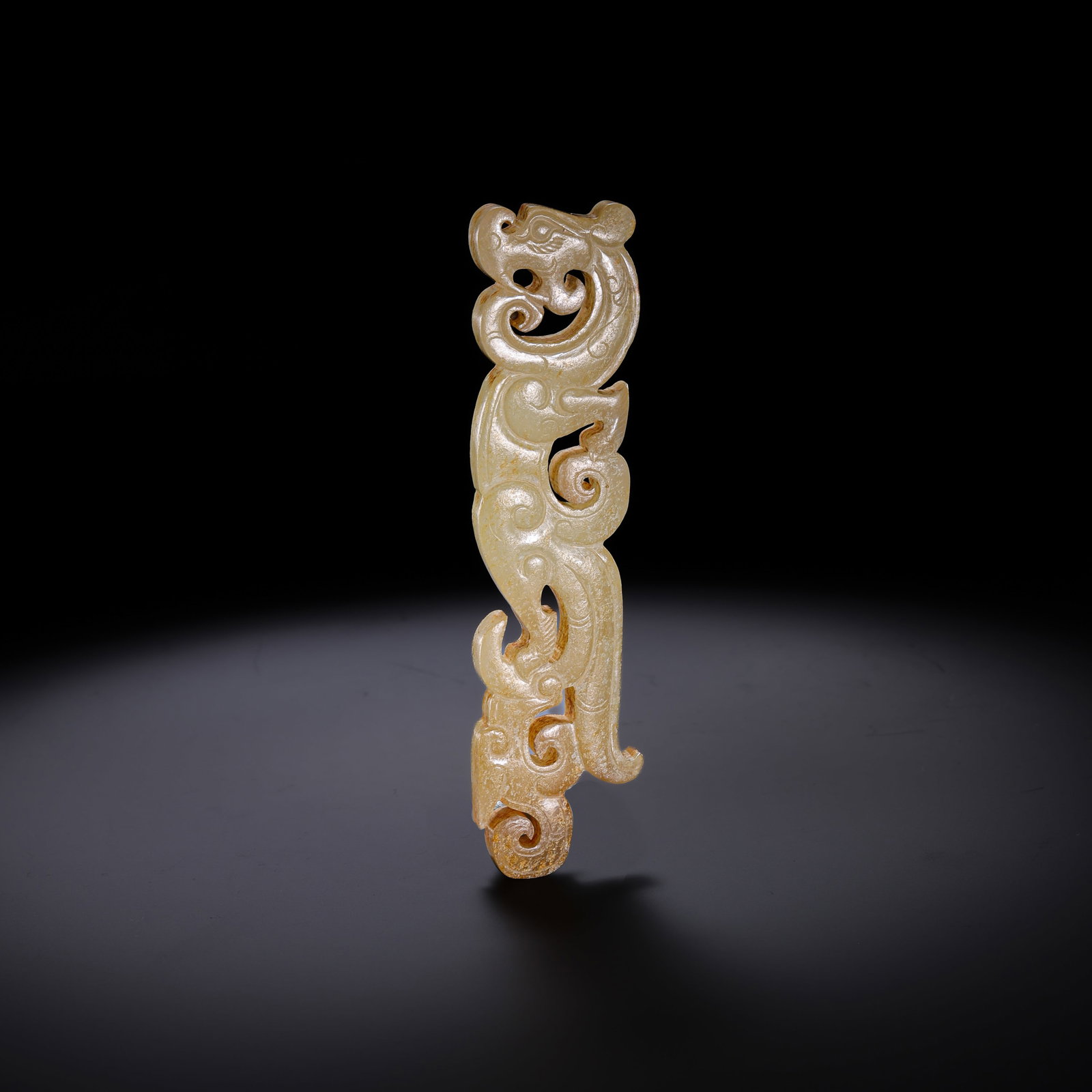 Jade Dragon Pendant from the Han Dynasty in China: L. 10 cm. W .2.3 cm. Weight. 35 gram.