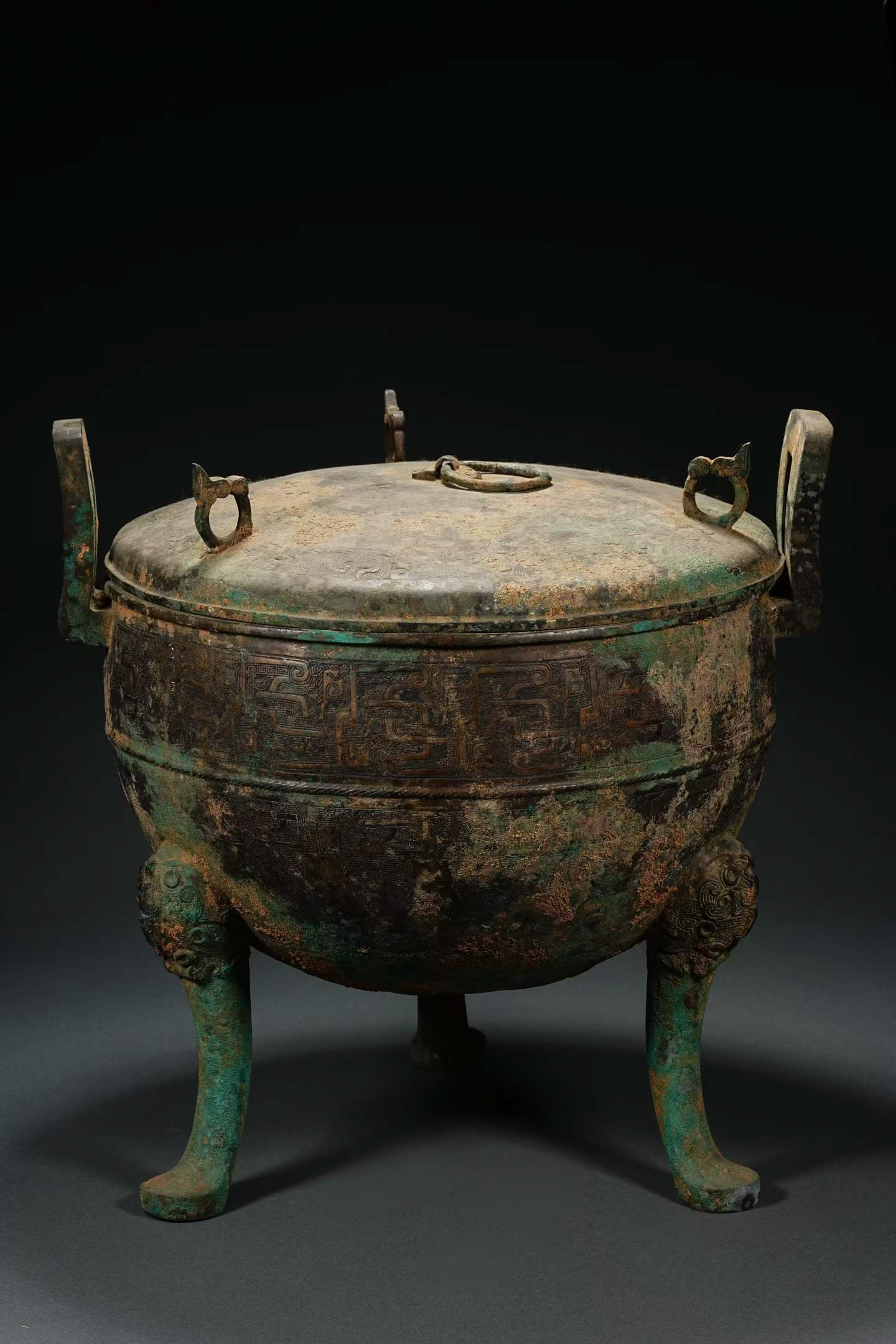 Bronze double-eared covered censer from the Shang and Zhou Dynasties in China (1 of 8)