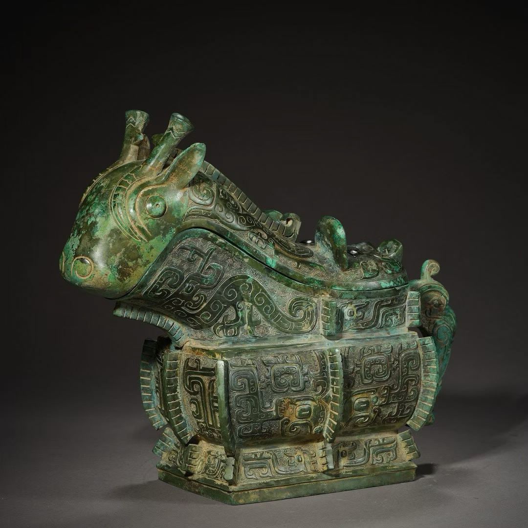 Bronze artifacts from the Shang and Zhou dynasties in China (1 of 8)