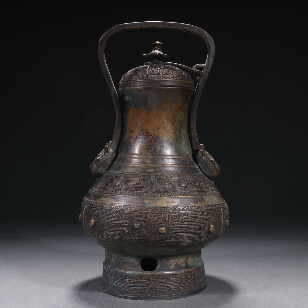 Bronze covered bottle with handle from the Warring States period of China: H. 30 cm. W. 15 cm. Weight. 3500 gram.