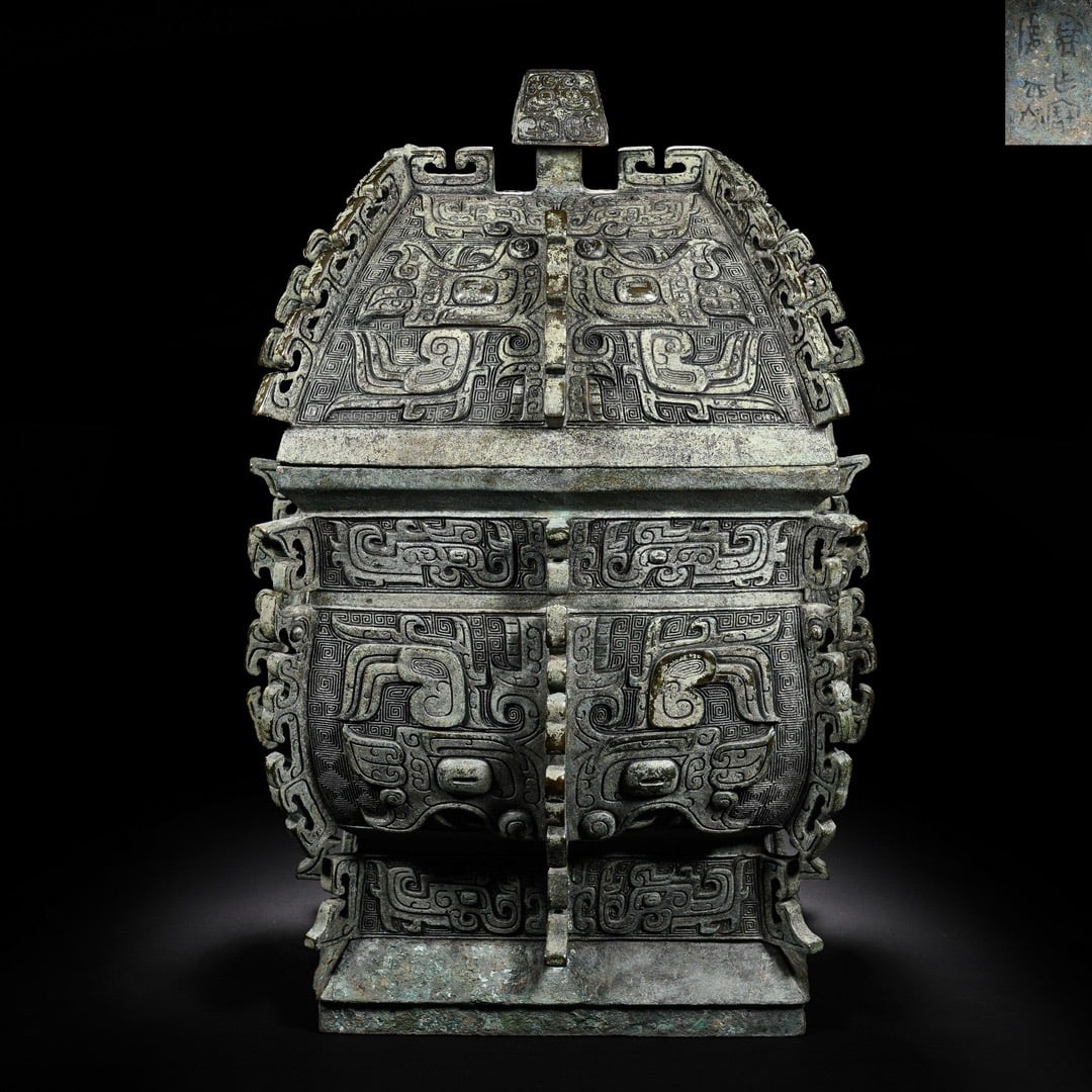 Bronze artifacts from the Shang and Zhou dynasties in China: L. 23 cm. W. 28 cm. H. 38 cm.