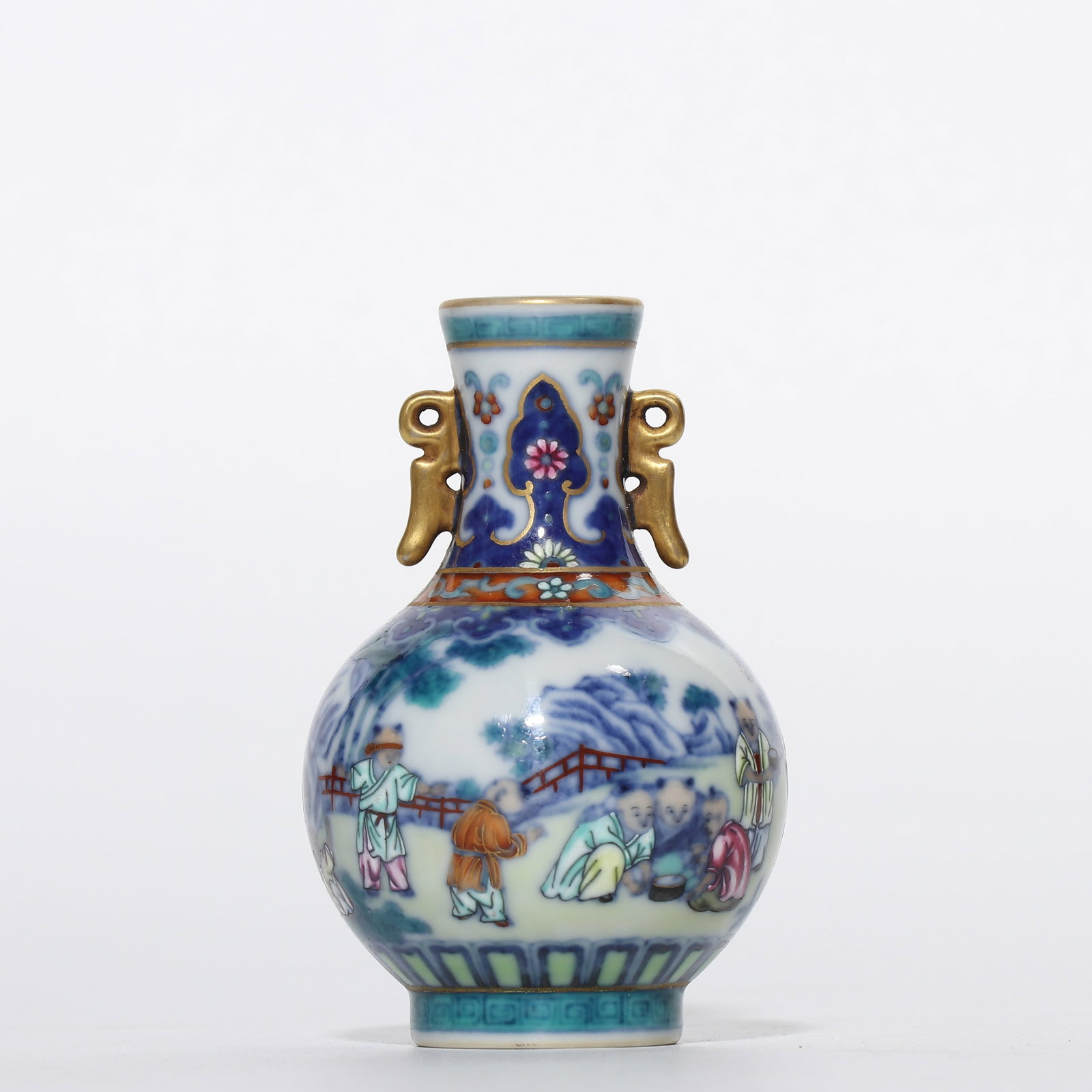 Blue and white porcelain vase with figure and story design from the Qianlong period of the Qing: H. 8.6 cm.