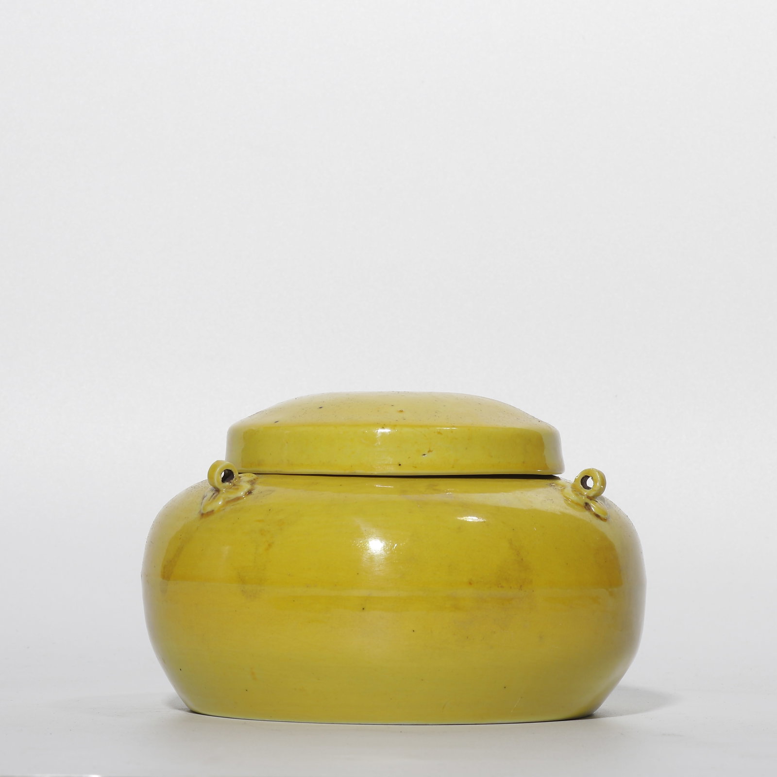 Lemon-yellow glazed three-handled covered jar from the Xuande period of the Ming Dynasty, China: /
