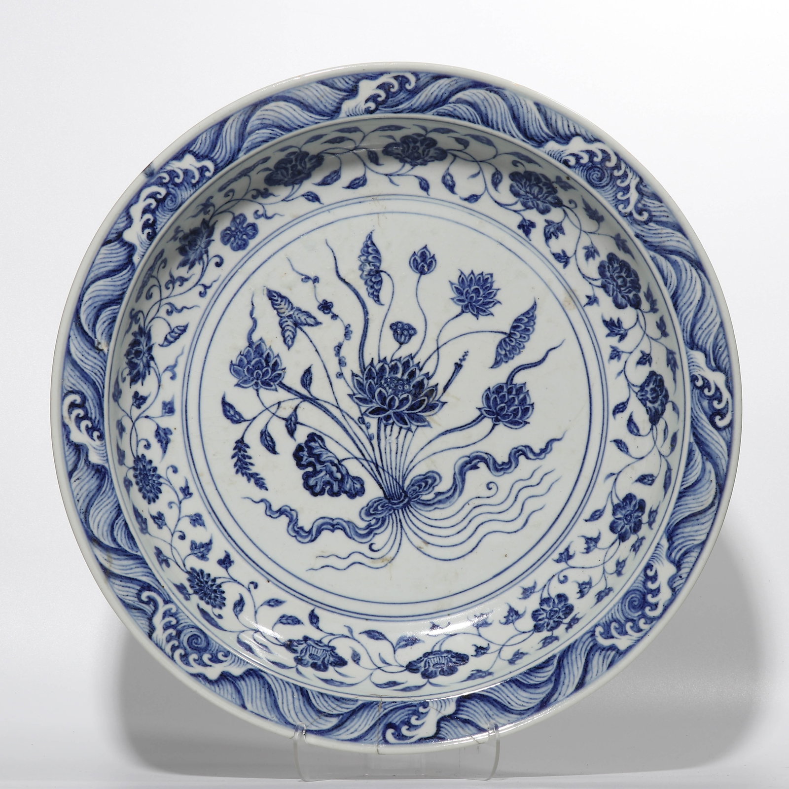 Large blue-and-white porcelain plate with lotus and folded rim from the Ming Dynasty of China: Diam. 41 gram.