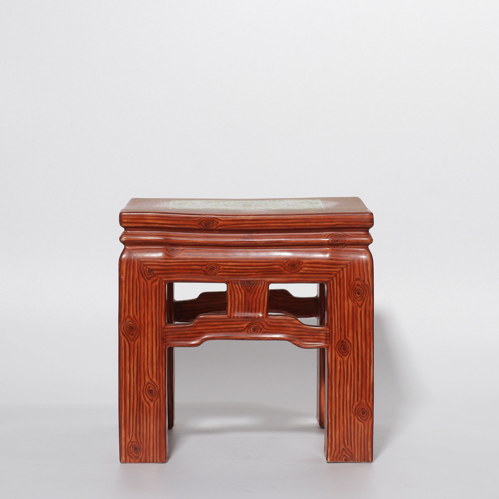 Chinese Qing Dynasty wooden stool with famille rose floral pattern: L. 19 cm.