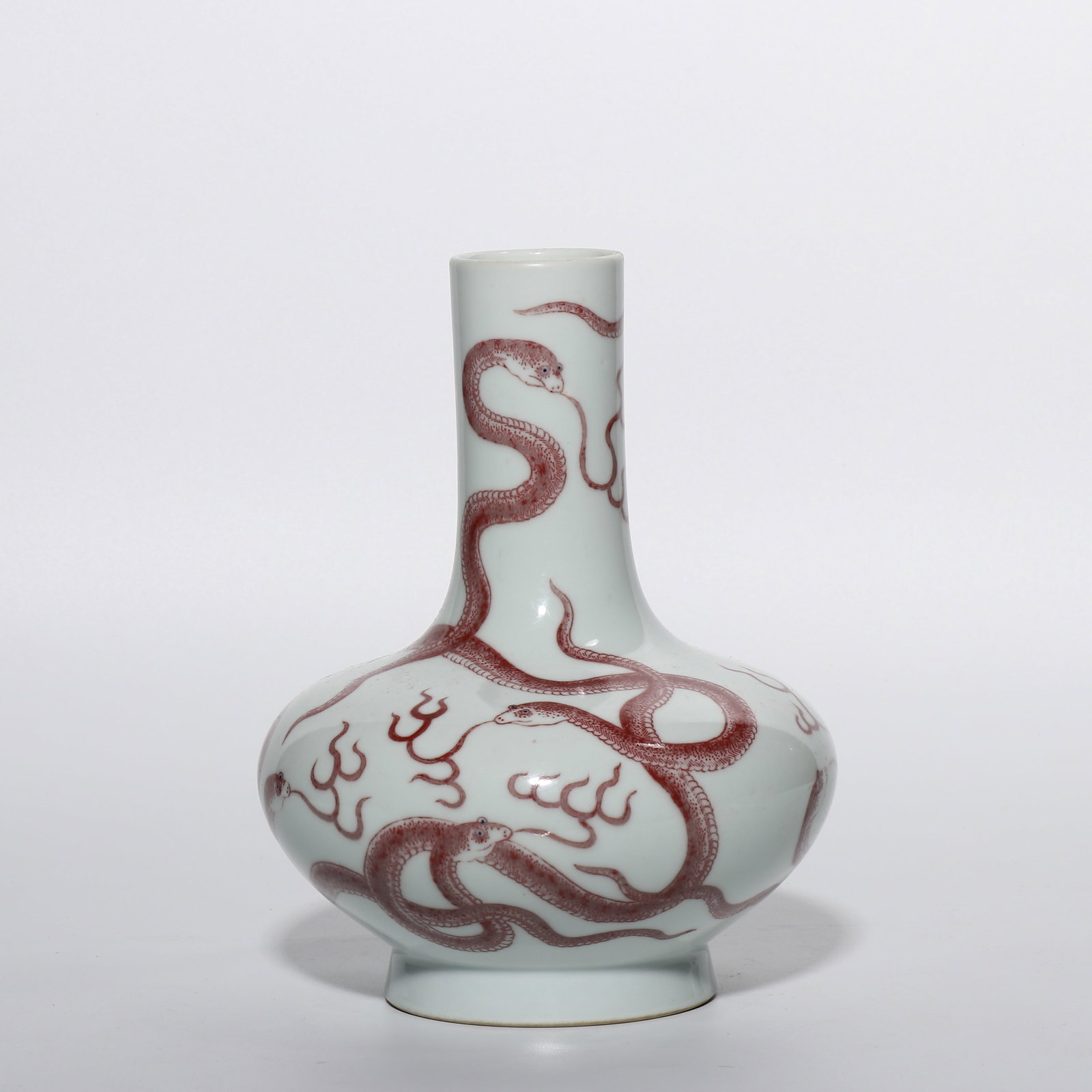 Chinese snake-patterned long-necked vase from the Daoguang period of the Qing Dynasty: H. 22.5 cm. Diam. 5.2 cm.