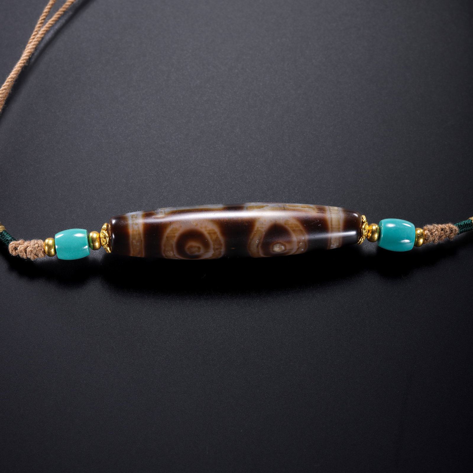 Pure Dzi Bead Necklace from the Tang Dynasty of China: L. 6 cm. Weight. 17.4 gram.
