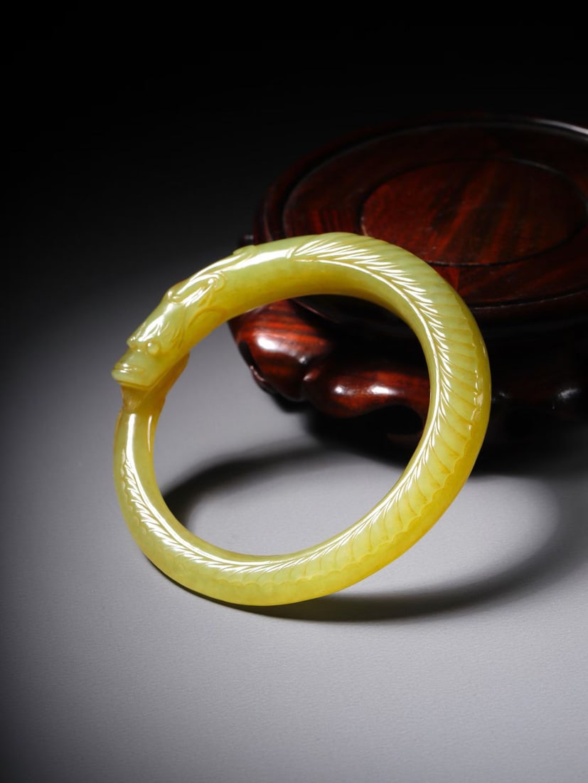 Chinese Qing Dynasty Hetian Yellow Jade Dragon Bracelet: /