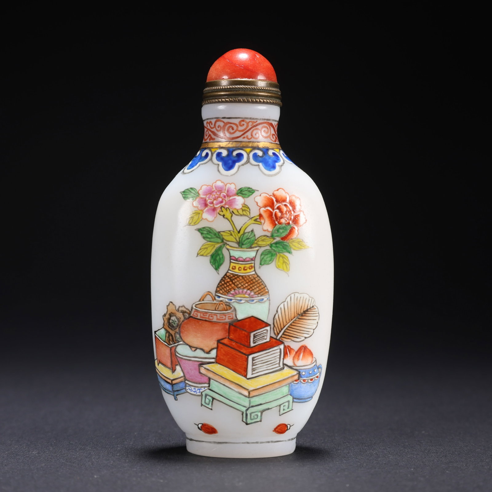 Snuff bottle from the Qianlong period of the Qing Dynasty in China (1 of 9)