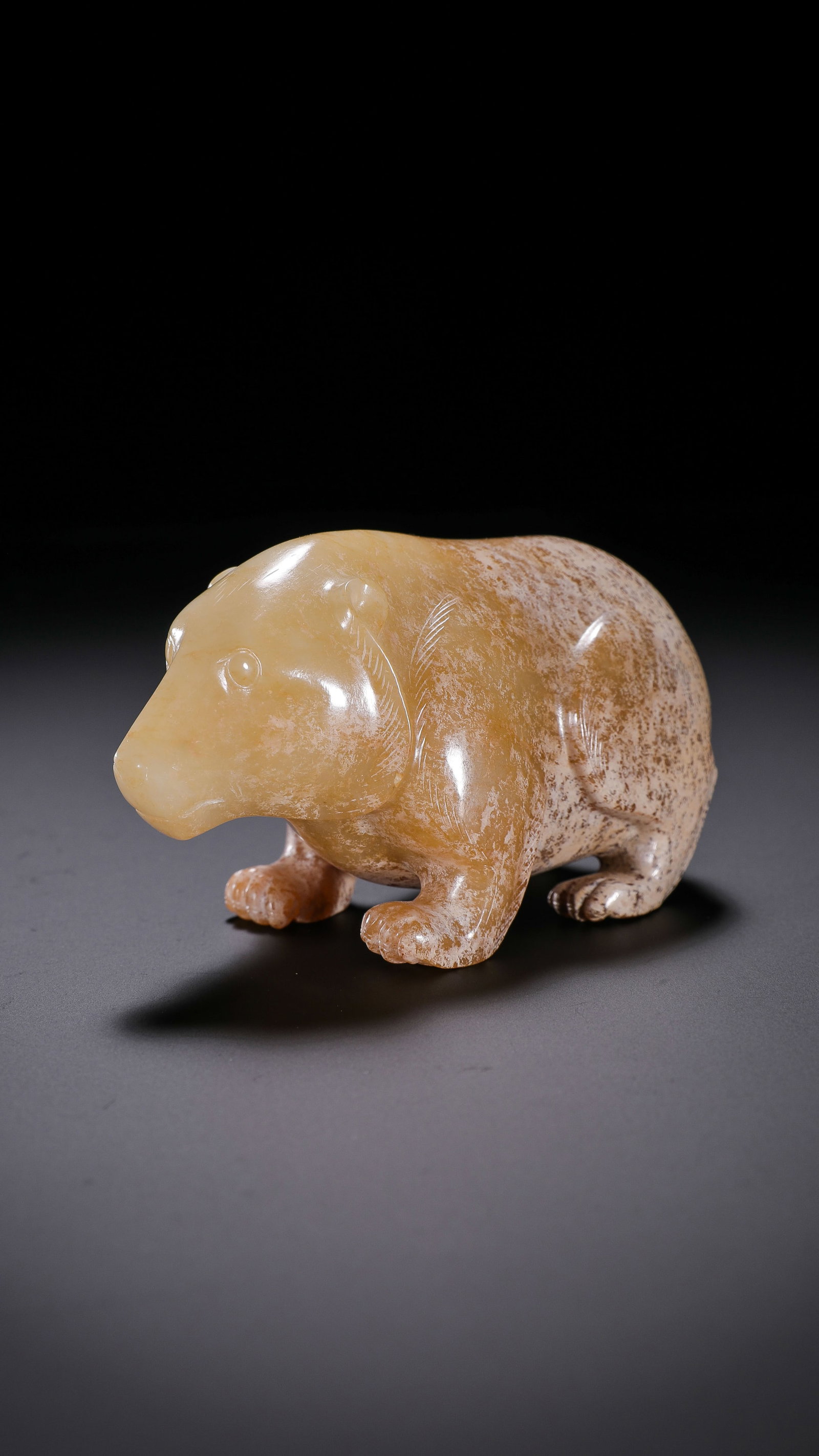 Jade Bear from the Han Dynasty in China: H. 5.4 cm. L. 9.2 cm. Weight. 269 gram.