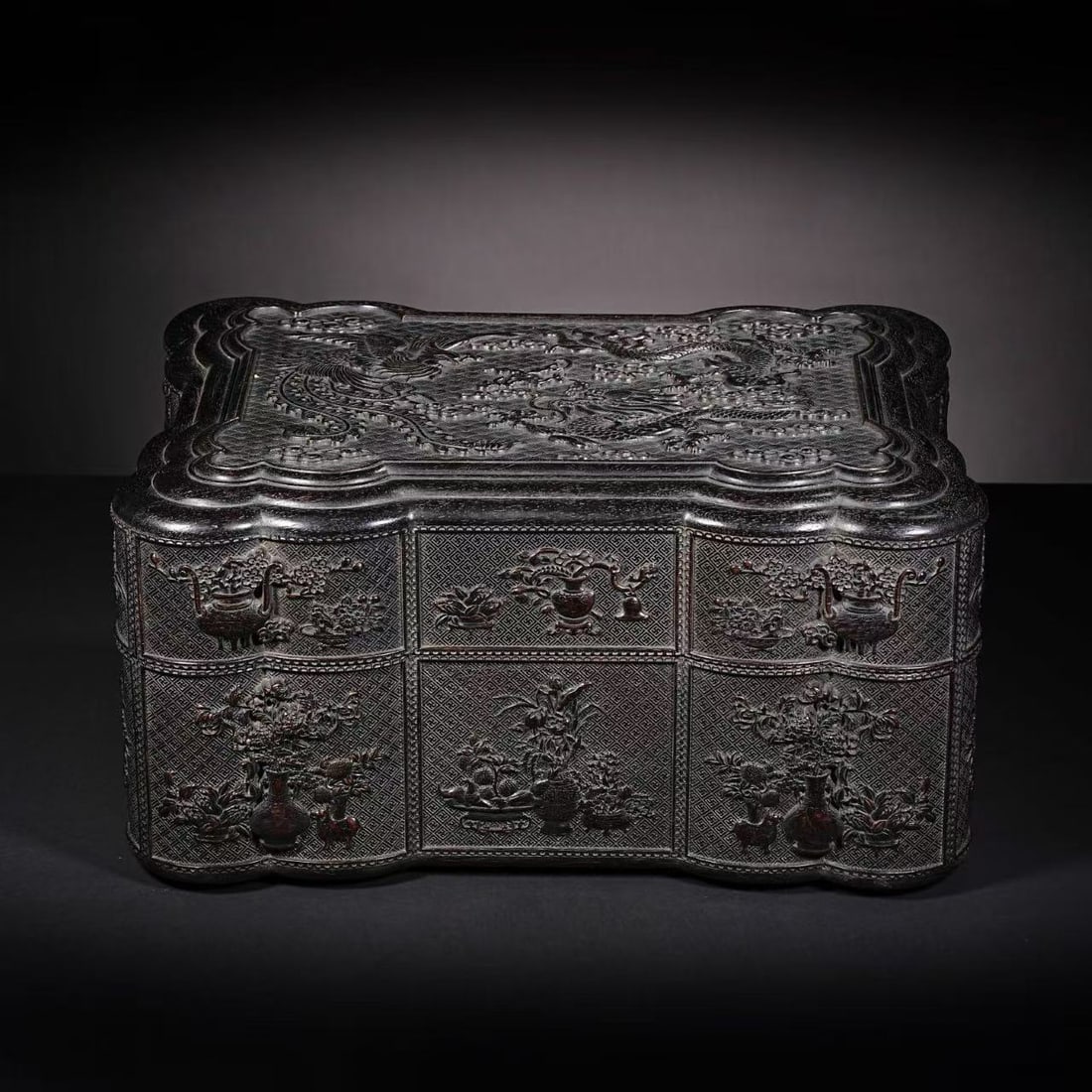 Chinese Qing Dynasty rosewood box: H. 20.5 cm. W. 40 cm. Weight. 3860 gram.