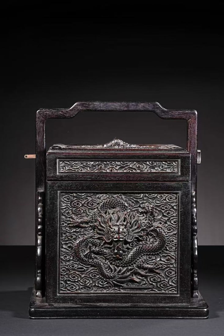 Chinese Qing Dynasty Rosewood Dragon Pattern Handle Box: H. 27 cm. W. 22 cm. Weight. 1910 gram.