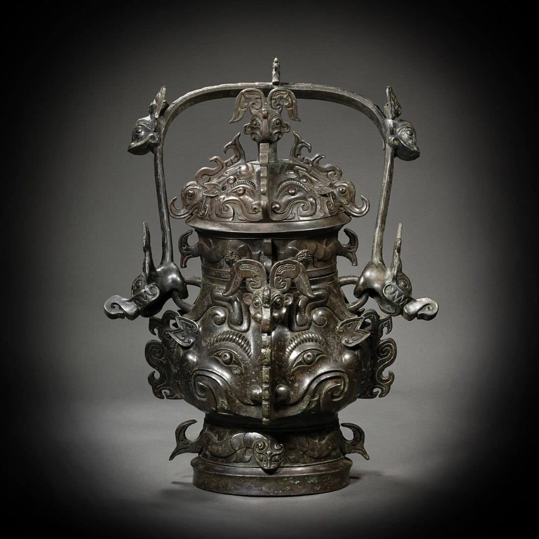 Bronze artifacts from the Shang and Zhou dynasties in China: H. 49 cm. W. 35 cm. Weight. 17550 gram.