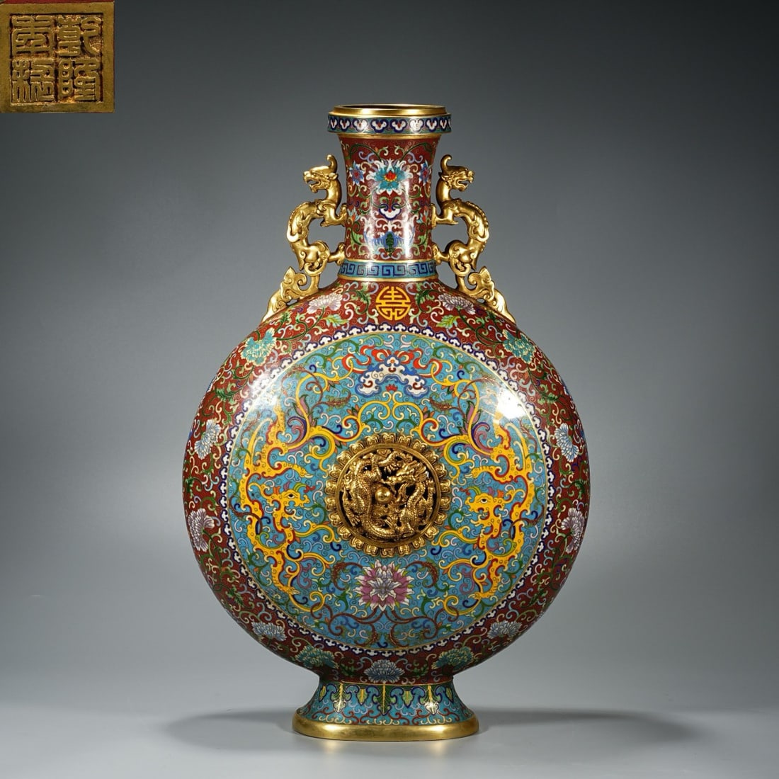 Cloisonné enamel double-handled flat bottle from the Qianlong period of the Qing Dynasty, China: H. 56 cm. W. 37 cm. Weight. 13900 gram.