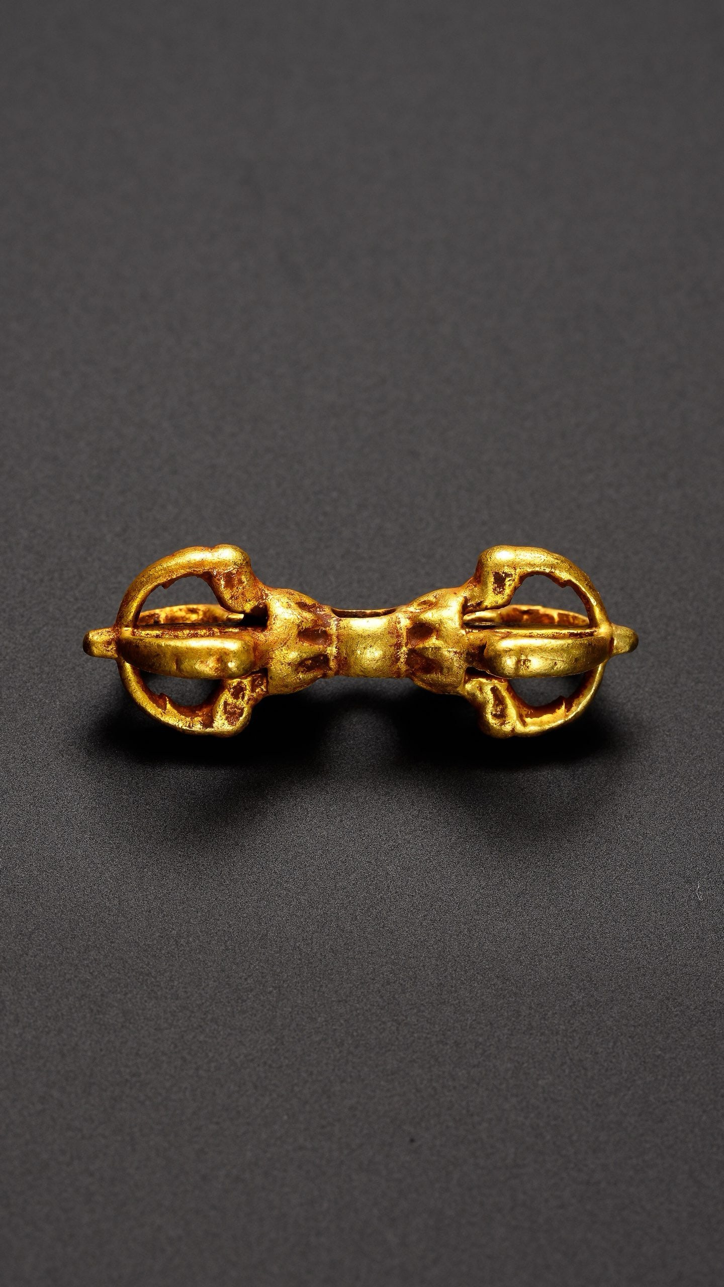 Pure gold vajra from the Qing Dynasty in China: L. 2.3 cm. Weight. 3.4 gram.