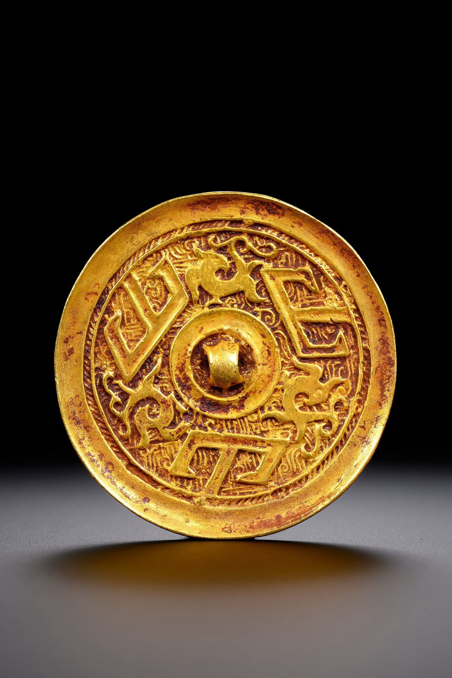 Pure gold bronze mirror from the Han Dynasty in China (1 of 11)