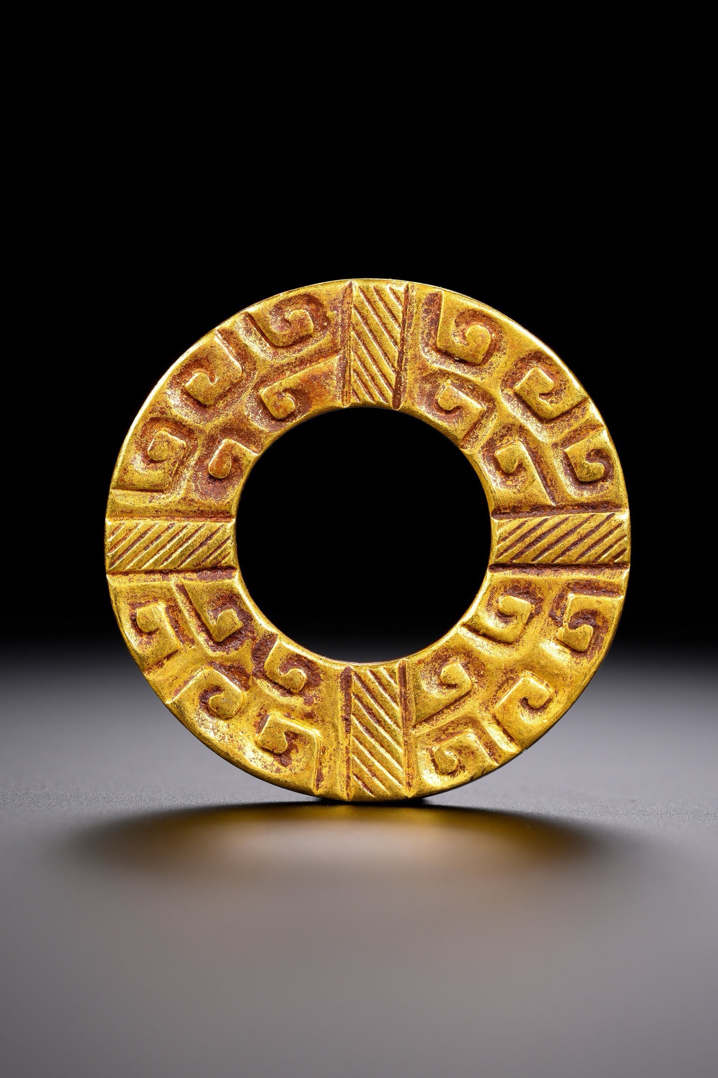 Pure gold ring from the Han Dynasty in China (1 of 9)
