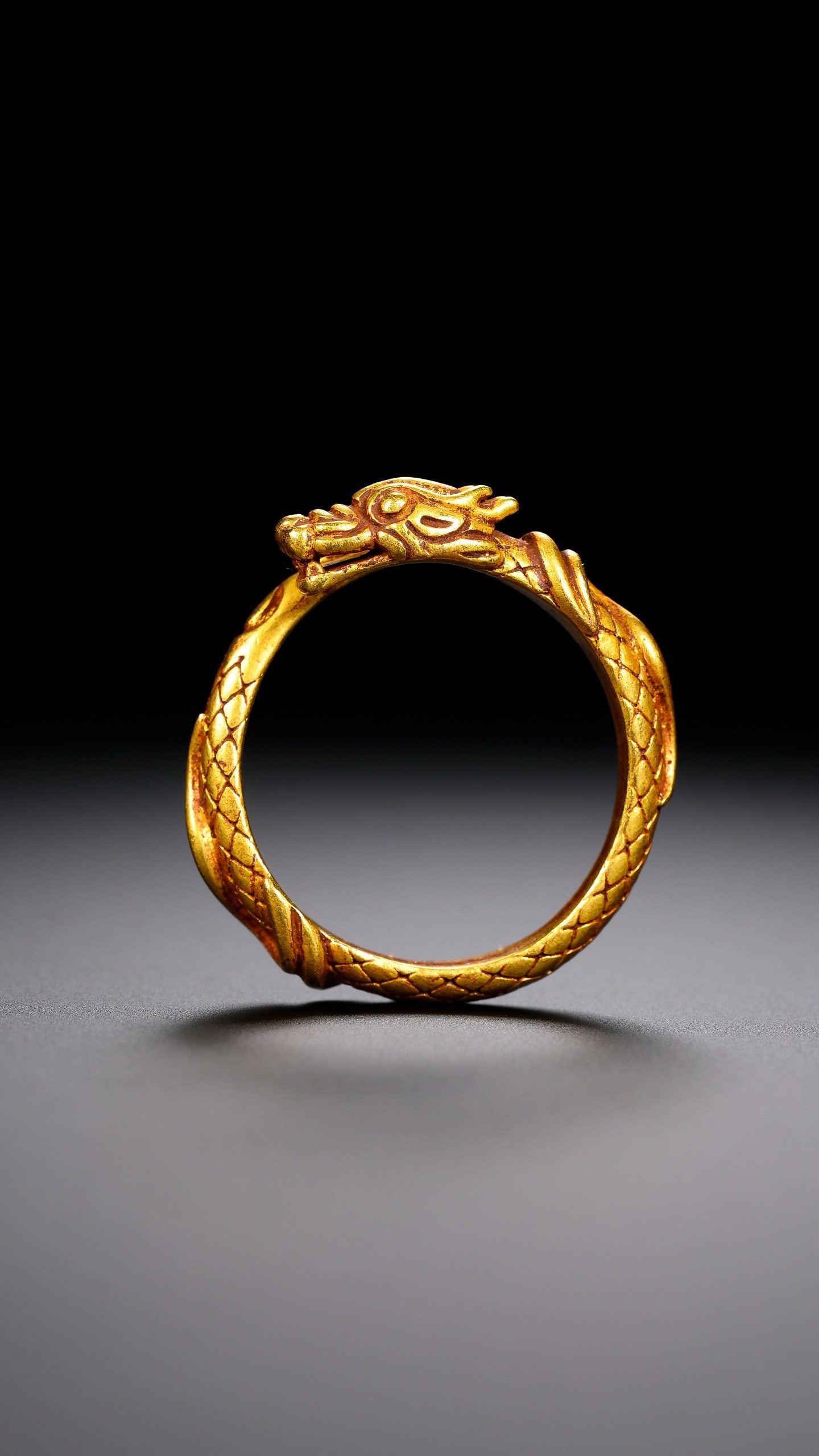 Pure gold dragon ring from the Qing Dynasty in China: Diam. 2.57 cm. Weight. 8.9 gram.