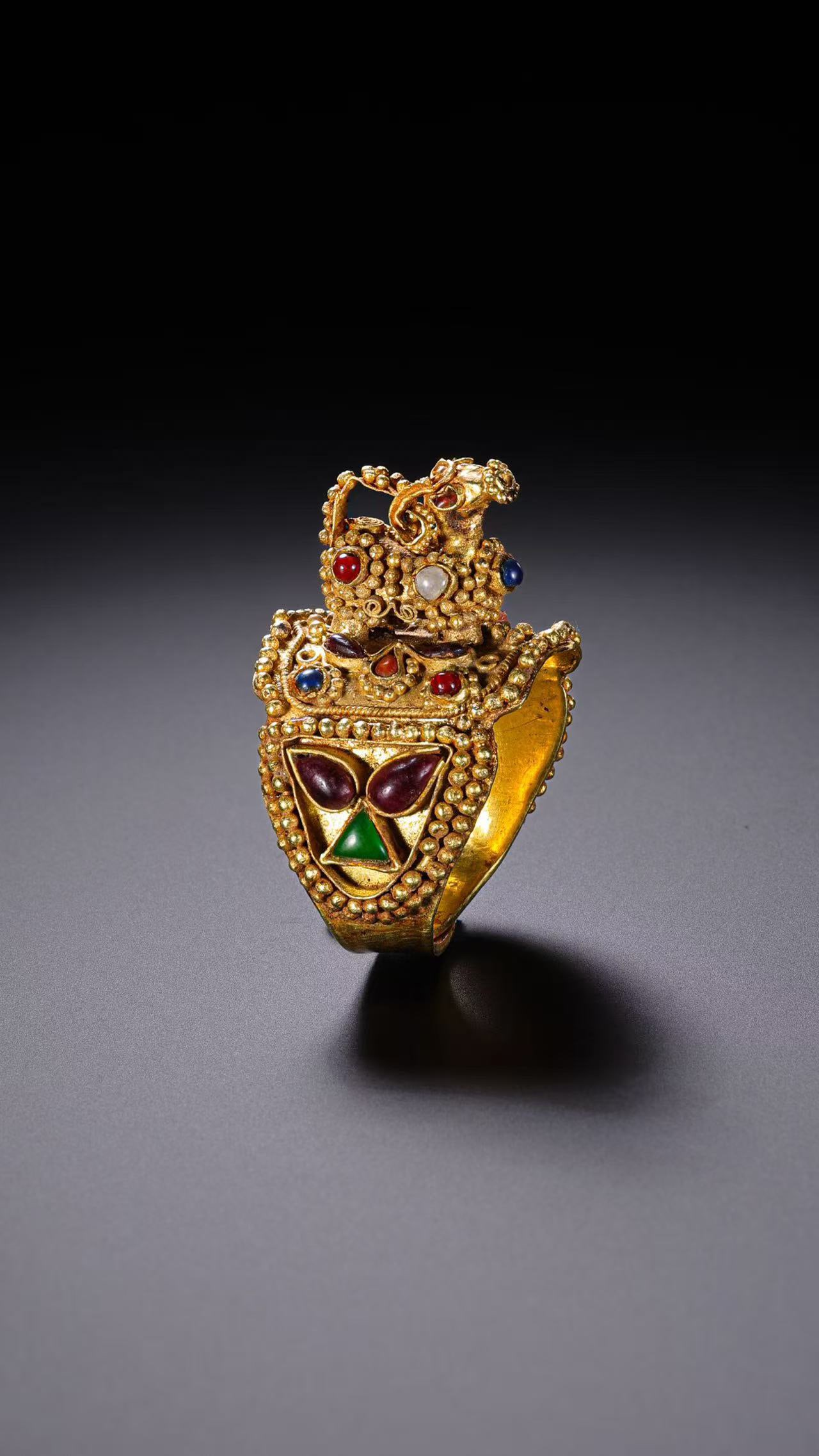 Chinese Qing Dynasty pure gold ring inlaid with gemstones: H. 3.6 cm. Weight. 20 gram.
