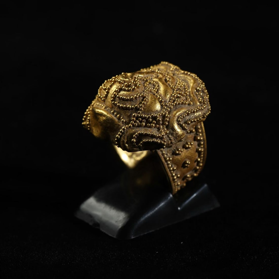 Ancient Roman Lion Crackle Gold Ring: Weight. 9.82 gram.