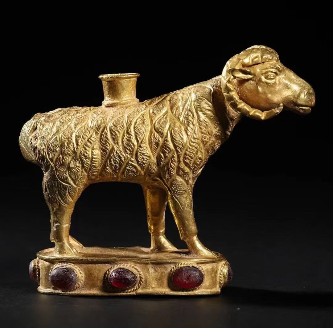 Ancient Roman gold ram-shaped vessel: L. 10 cm. W. 4 cm. H. 8 cm. Weight. 90.6 gram.