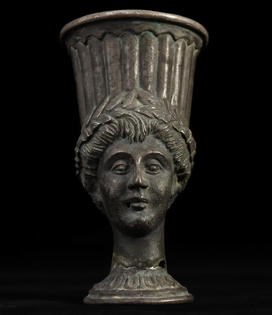 Silver goblet of goddess from ancient Greece: L. 10 cm. W. 8 cm. H. 15 cm.
