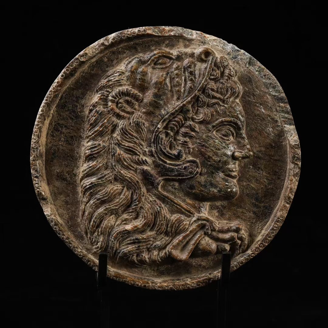 Ancient Roman Hercules stone relief decorative plate: Diam. 15.5 cm.