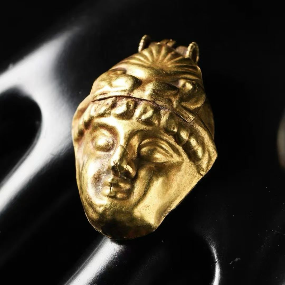 Ancient Roman Goddess Head Gold Pendant: L. 34 cm. W. 24 cm. Weight. 5.7 gram.
