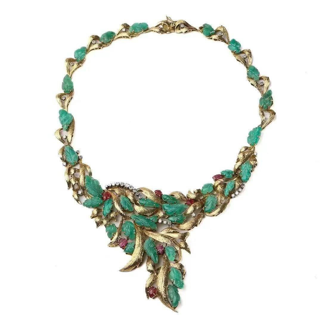 Art Deco period 18K emerald necklace: Diam. 40 cm. Weight. 103.6 gram.
