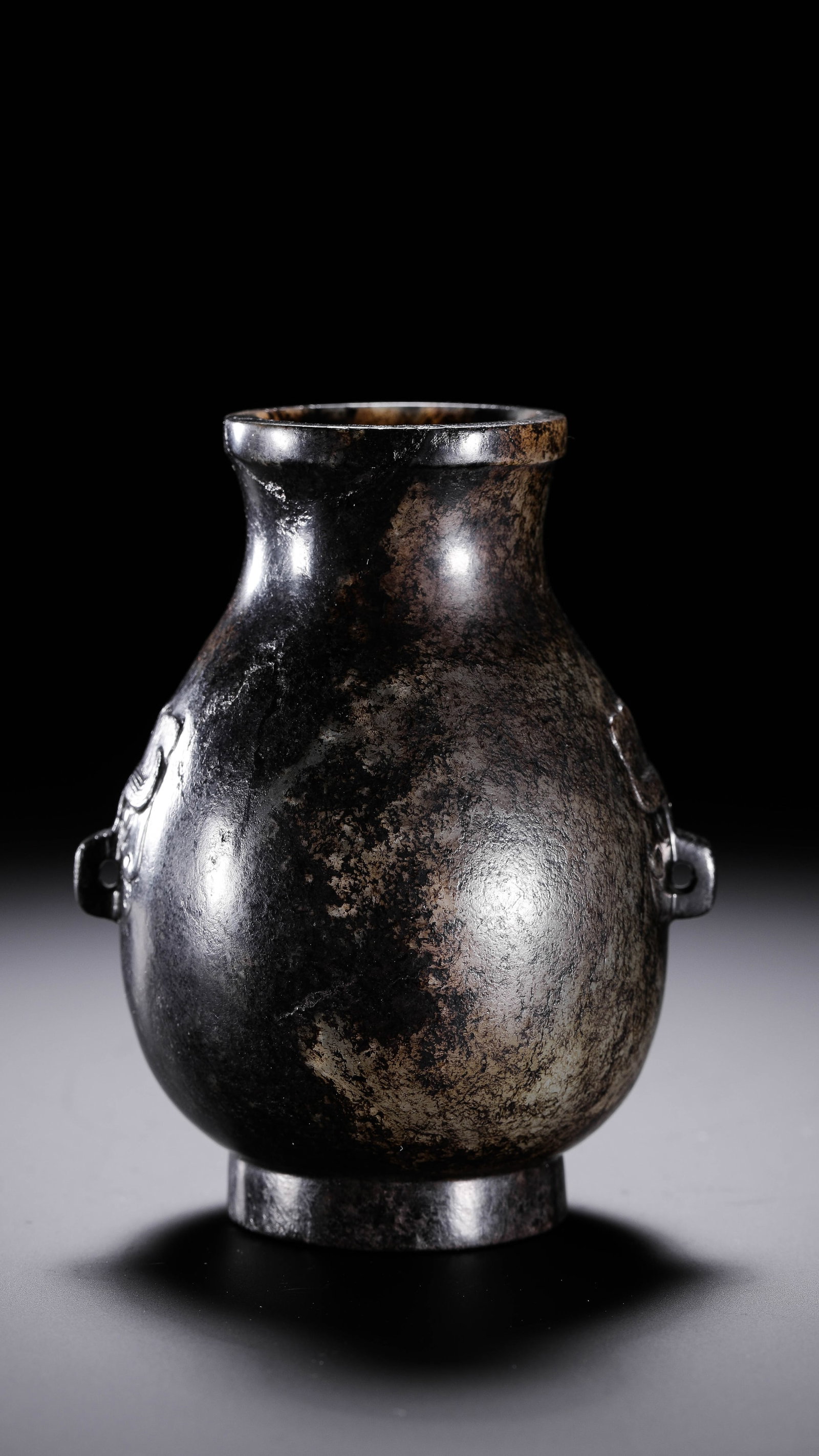Chinese Han Dynasty jade bottle (1 of 12)