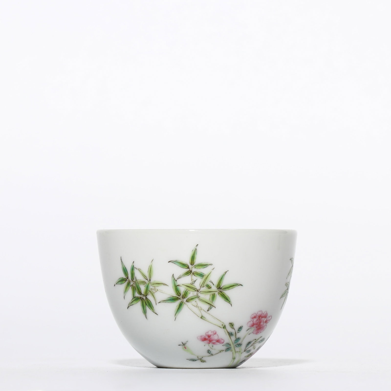 Chinese famille rose floral-patterned cups and bowls from the Yongzheng period of the Qing Dynasty: H. 4 cm. Diam. 6.3 cm.