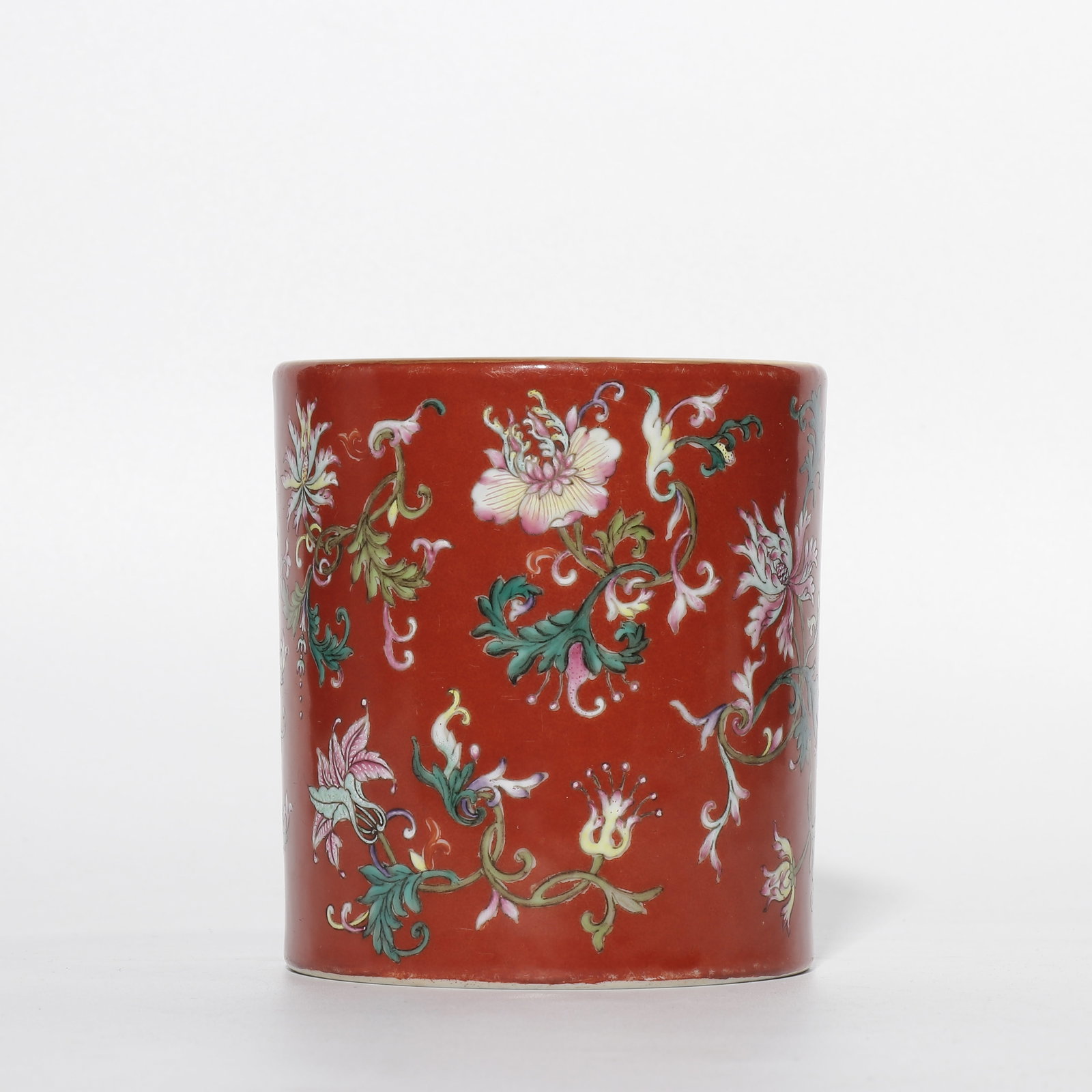 Chinese famille rose floral brush pot from the Qianlong period of the Qing Dynasty: H. 12.4 cm.