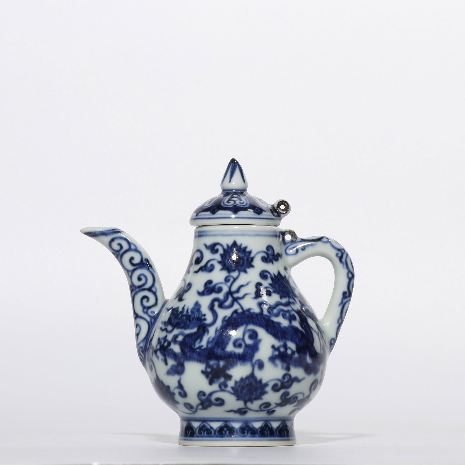 Blue and white porcelain ewer with dragon design from the Xuande period of the Ming Dynasty, China: /