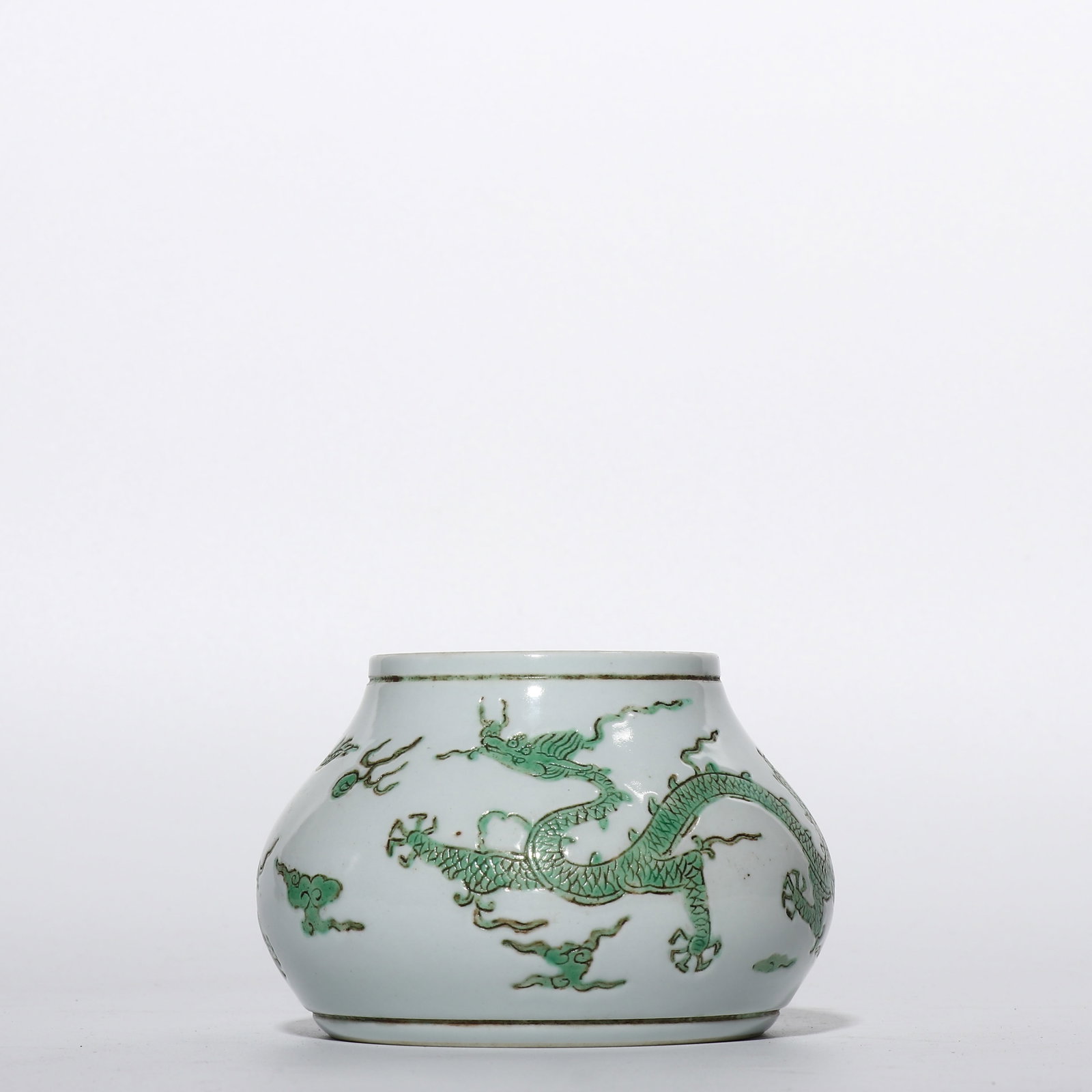 Green-painted dragon-patterned jar from the Jiajing period of the Ming Dynasty, China: H. 9 cm.