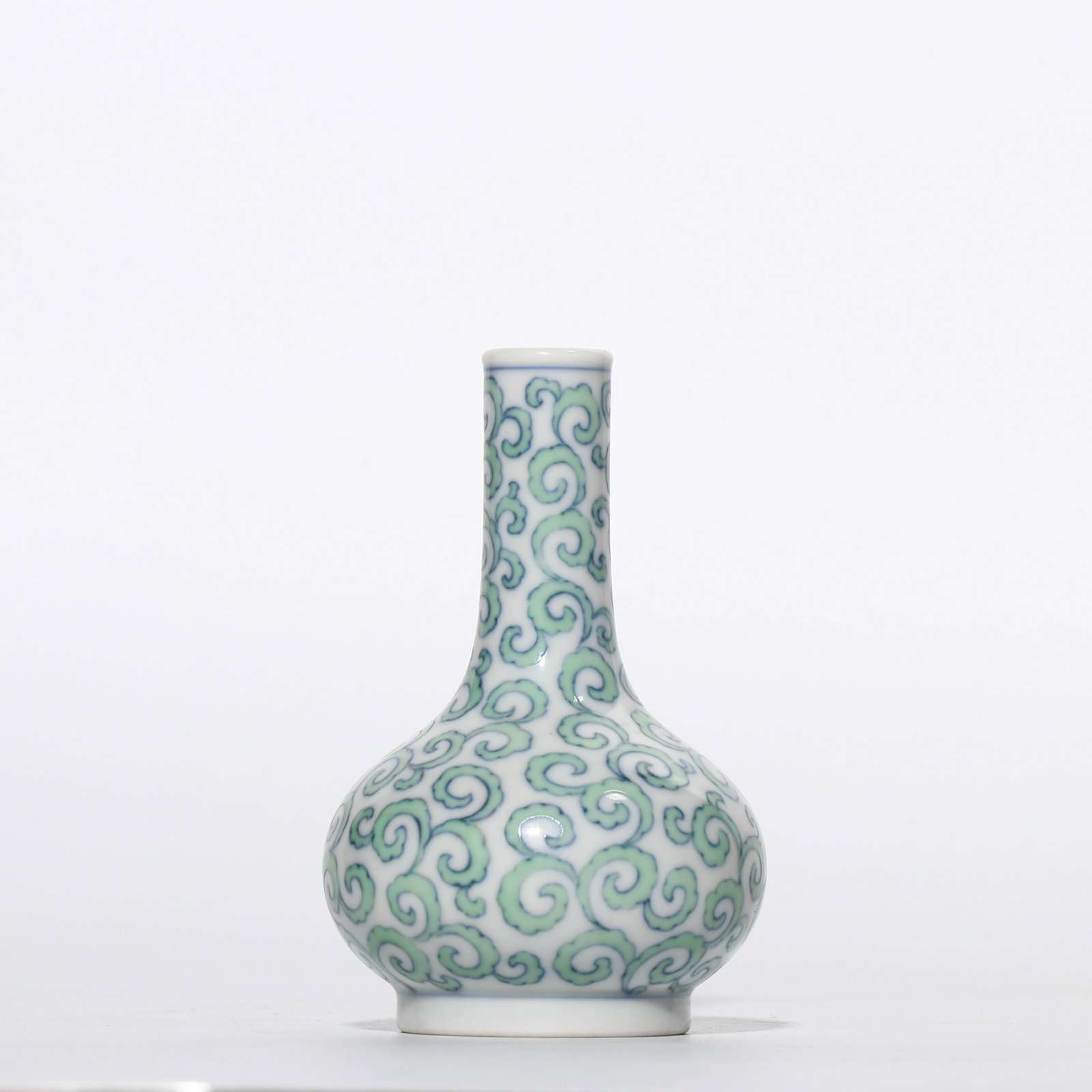 Long-necked vase from the Yongzheng period of the Qing Dynasty, China: H. 11 cm.