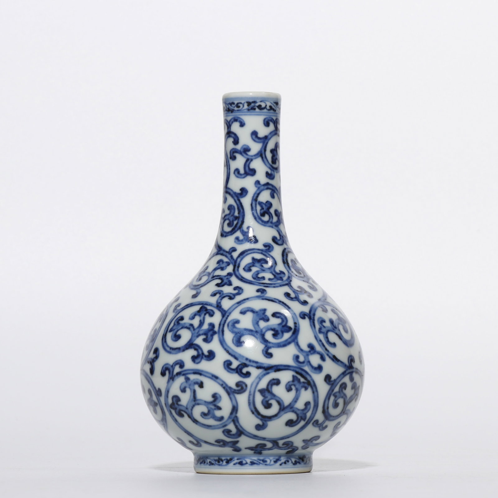 Blue and white porcelain long-necked vase from the Yongzheng period of the Qing Dynasty, China (1 of 6)