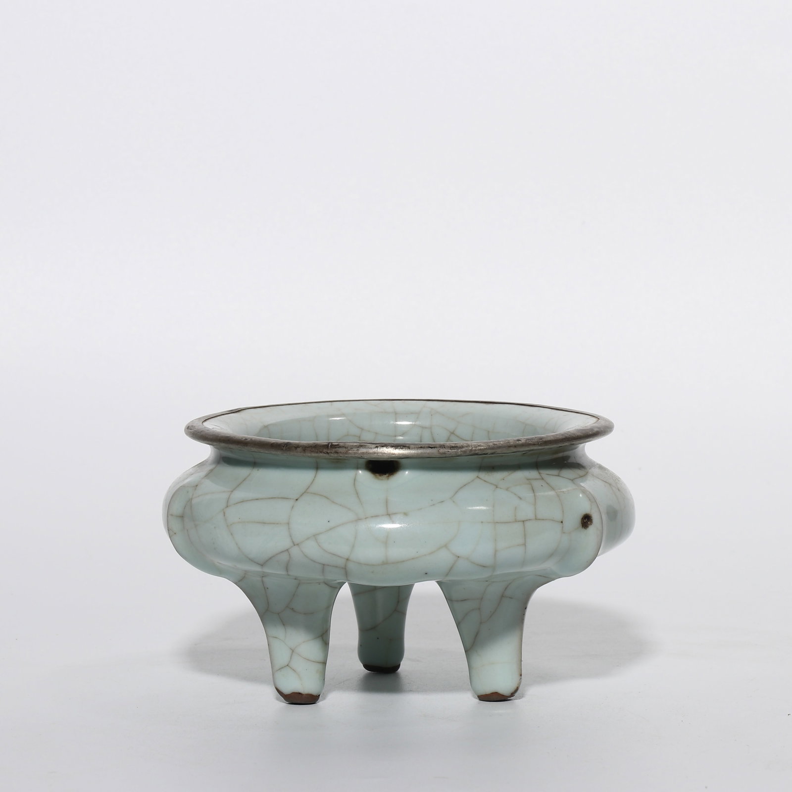 Li-style incense burner from the official kiln of the Southern Song Dynasty in China (1 of 6)