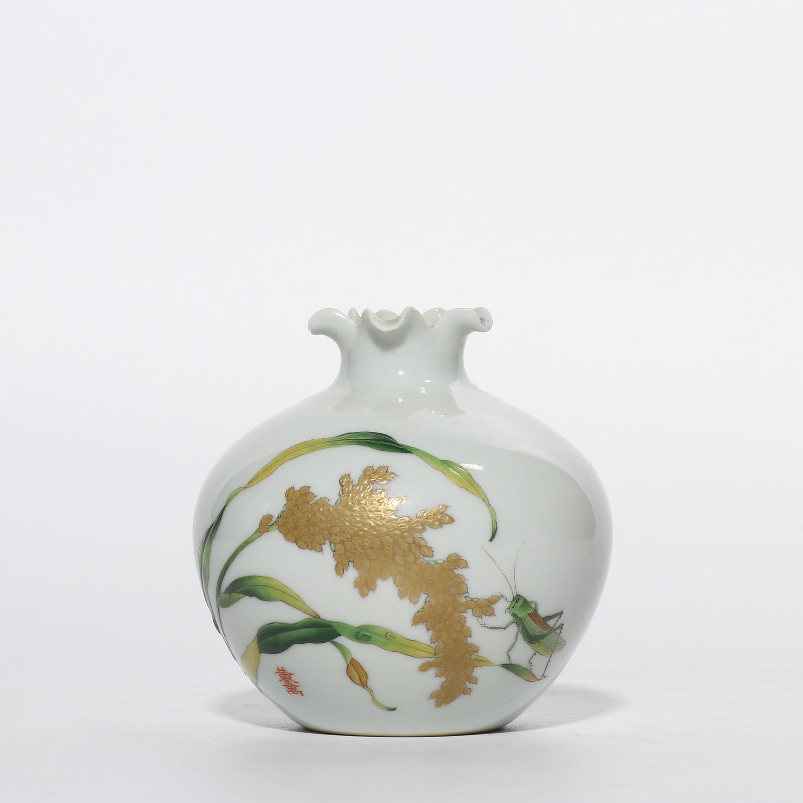 A pomegranate-shaped vase with gilt decoration from the Yongzheng period of the Qing Dynasty in: Diam. 4 cm. H. 10.4 cm.