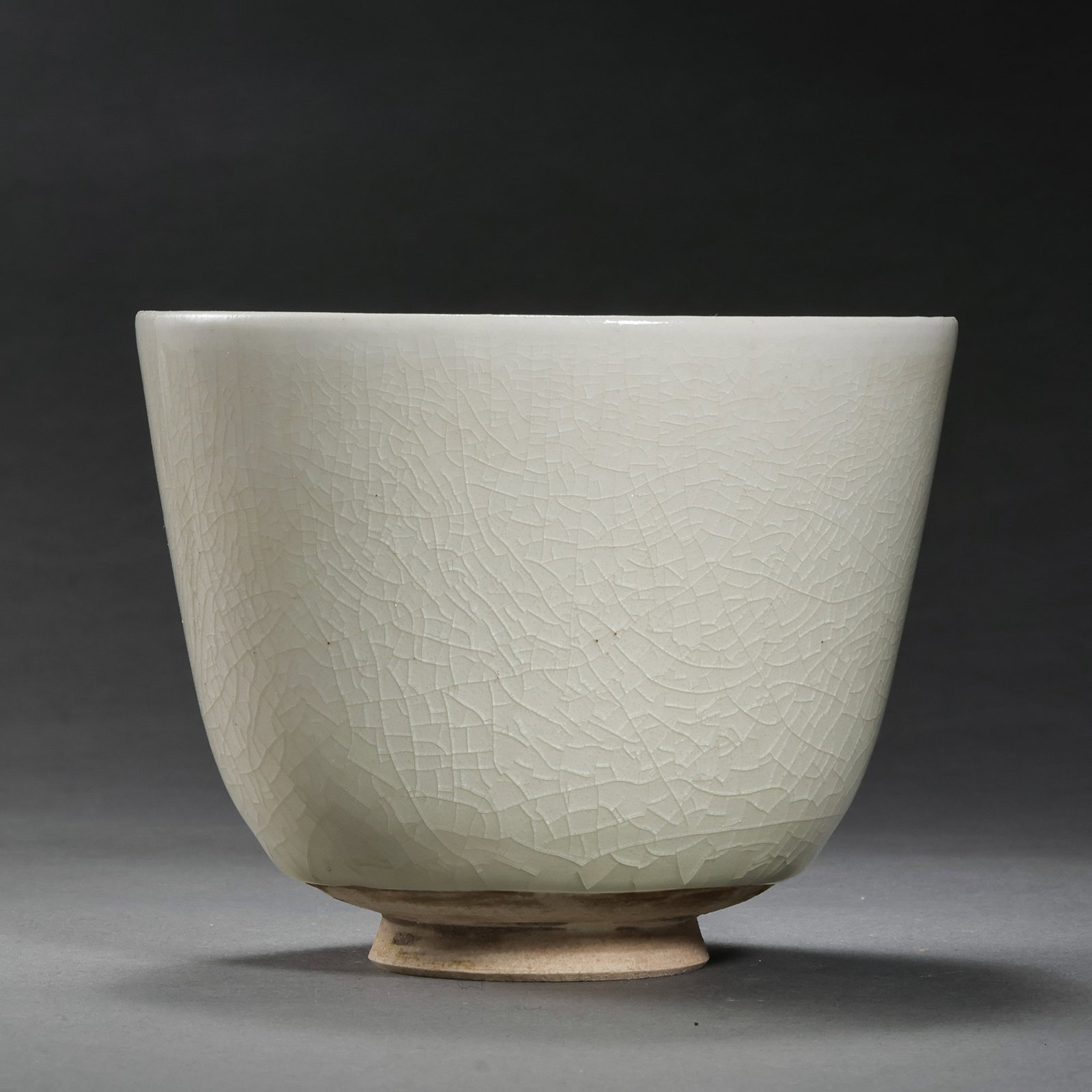 Chinese Sui Dynasty white porcelain cup: H. 7.8 cm. Diam. 9.8 cm.