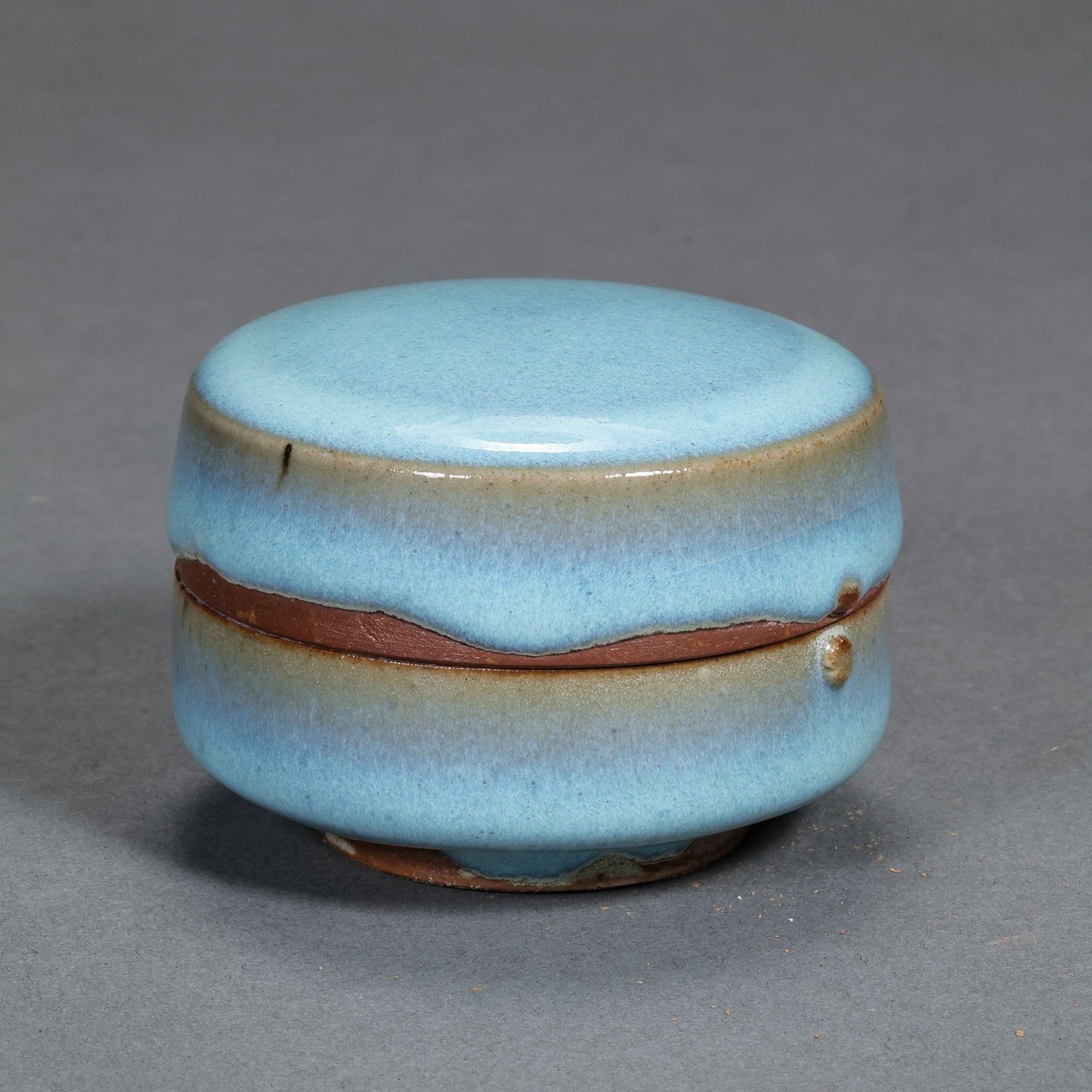 Northern Song Dynasty Jun ware sky-blue glazed covered box: H. 4.3 cm. Diam. 6 cm.