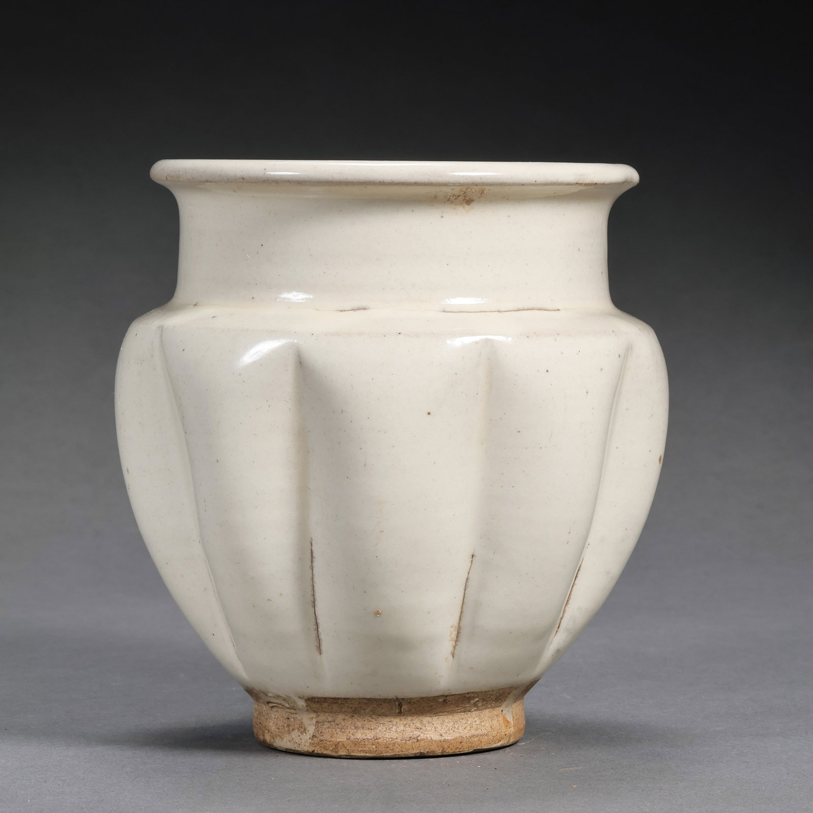 White-glazed melon-shaped jar from Cizhou ware during the late Tang and Five Dynasties period in (1 of 10)