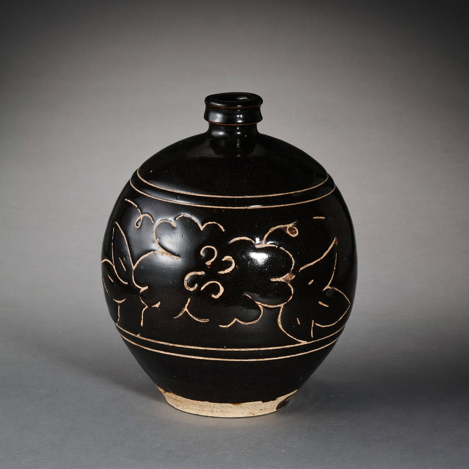 Northern Song Dynasty Cizhou Kiln Black Glazed Floral Pattern Bottle (1 of 9)