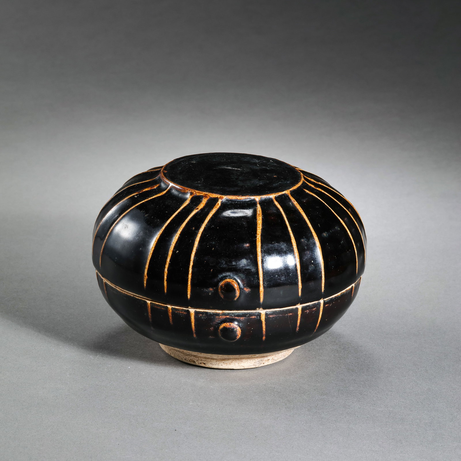 Northern Song Dynasty Cizhou Kiln Black Glazed Line-Patterned Box: H. 7.3 cm. Diam. 11.5 cm.
