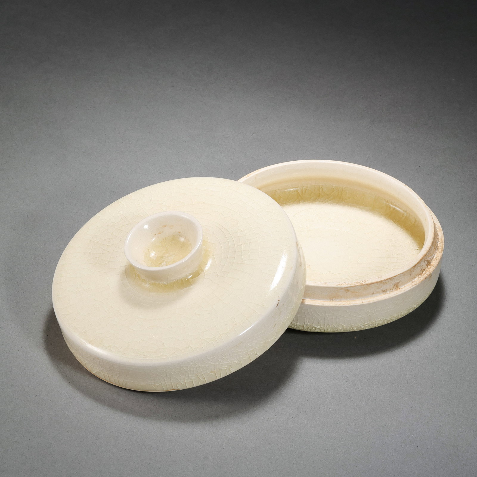 White porcelain covered box from Gongxian kiln in the Tang Dynasty, China: H. 6 cm. Diam. 11.5 cm.